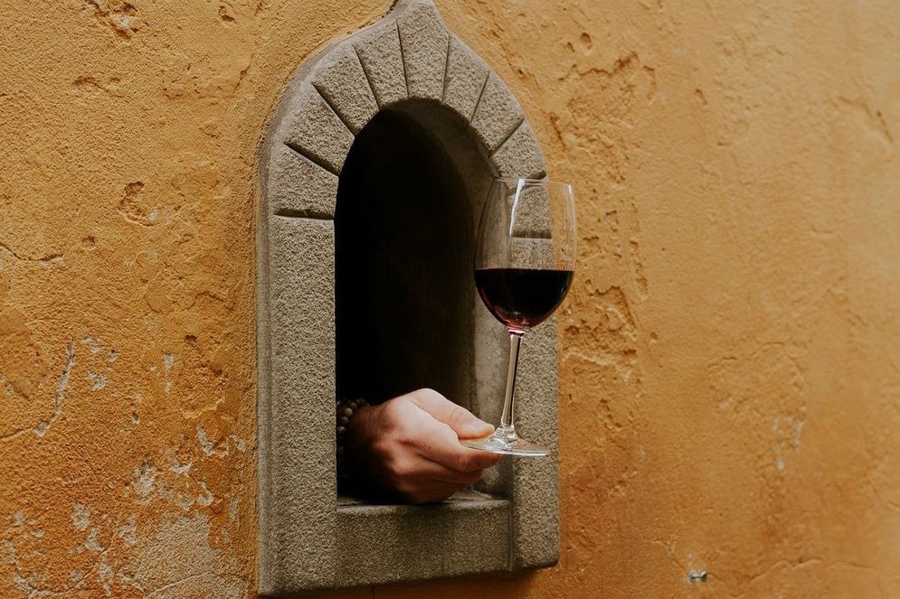 Italian Wine Windows: Drinking wine without seeing merchants